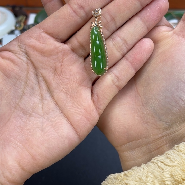 和田玉颈饰18K金镶嵌云**