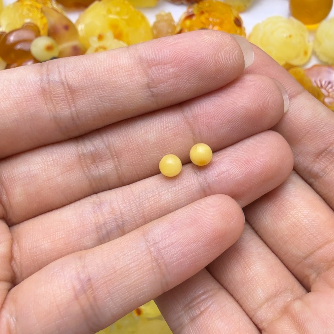 桃***子蜜蜡未镶嵌珠宝奇石