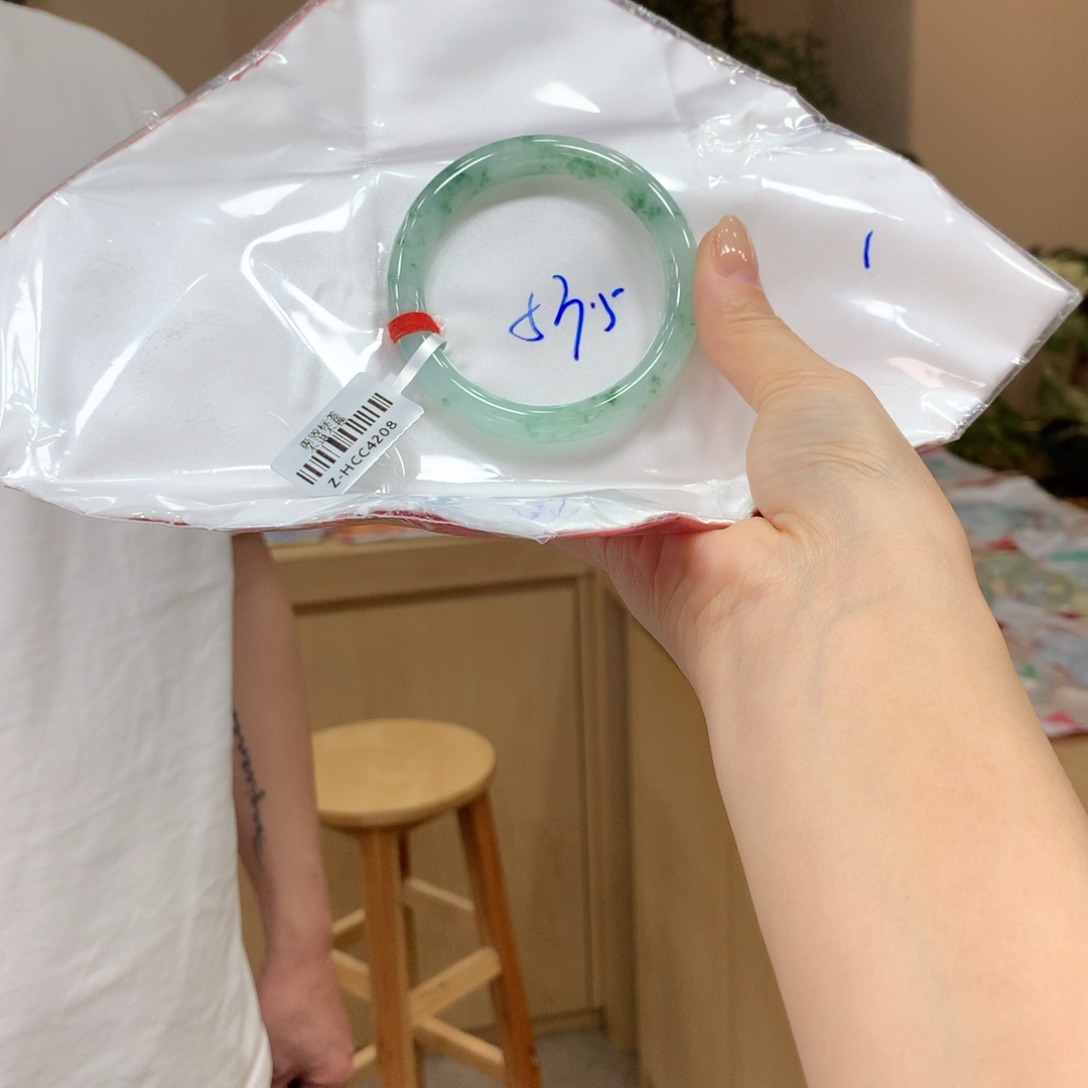 翡翠手镯未镶嵌不退不换