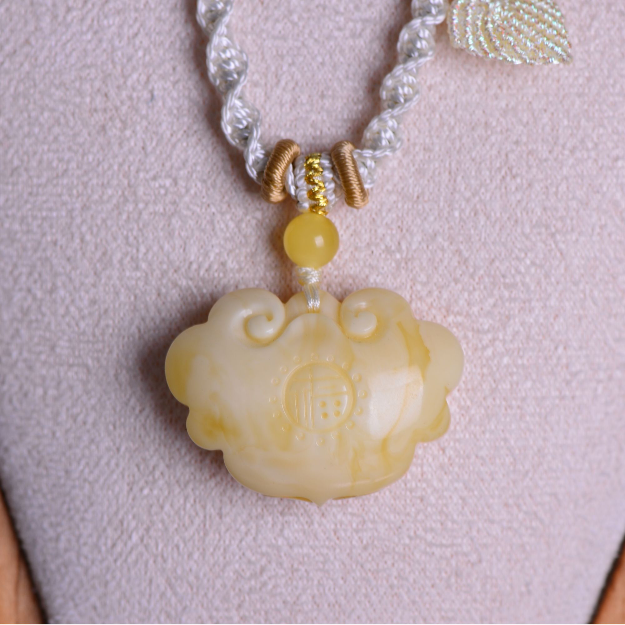 浓白满蜡平安如意锁（33.3×24.4×12.5）