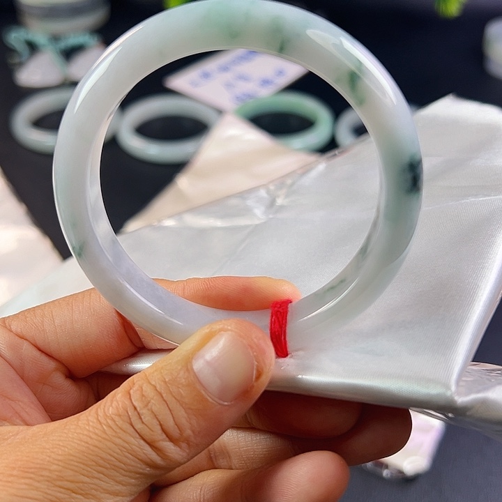 翡翠手镯未镶嵌翡翠