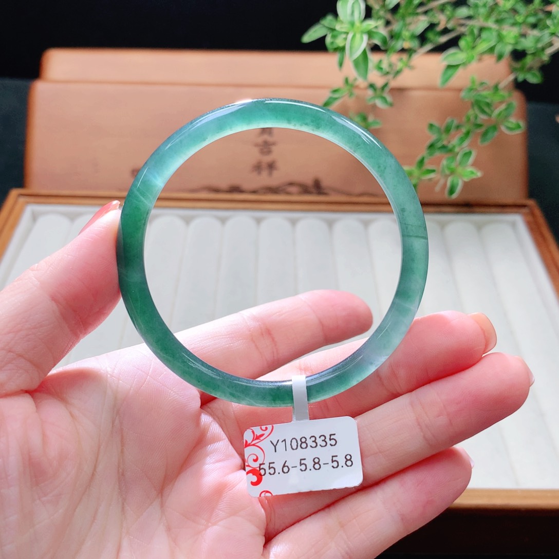 未镶嵌手镯（圆镯）翡翠