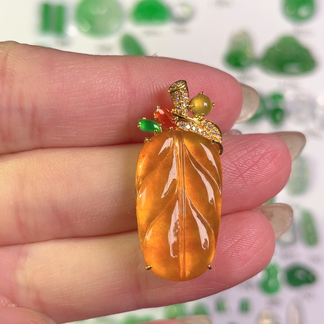 翡翠18K金镶嵌颈饰裸石