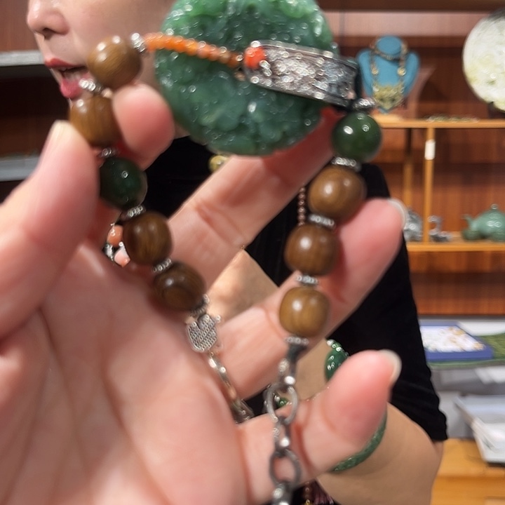 颈饰未镶嵌和田玉（糖玉）