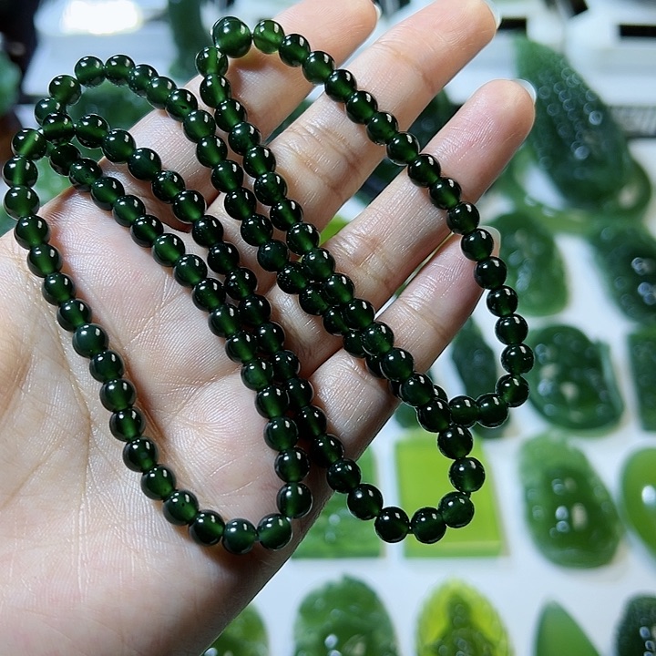 蛇纹石玉颈饰未镶嵌