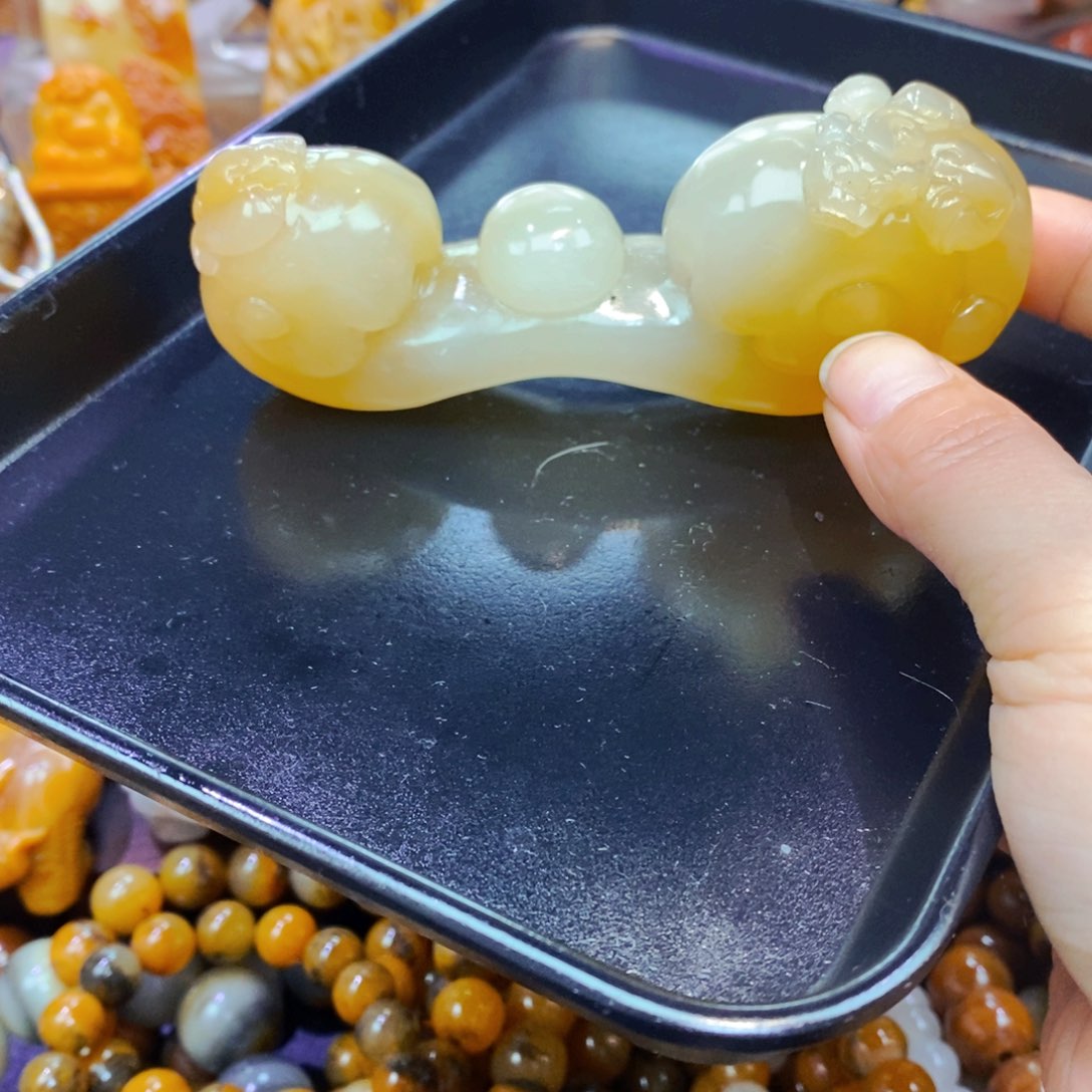 未镶嵌石英质玉（黄龙玉）颈饰