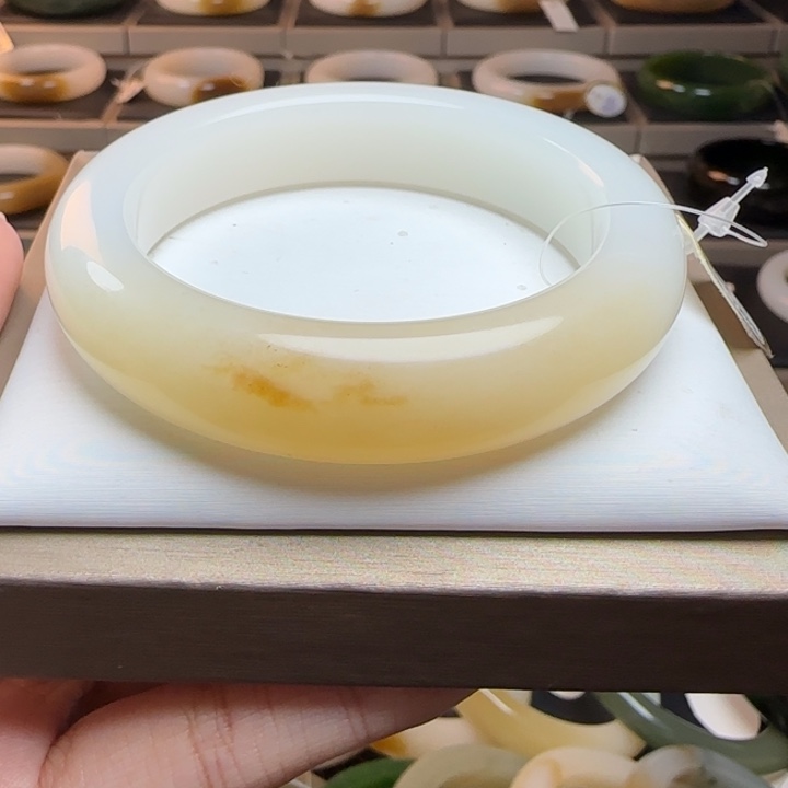 和田玉（糖玉）未镶嵌手镯