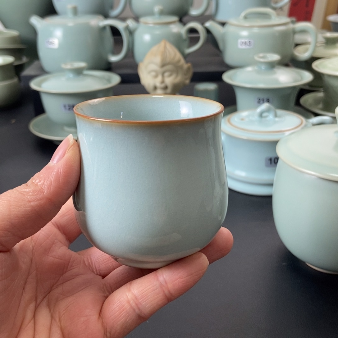 小***下一级品天青釉美人杯
