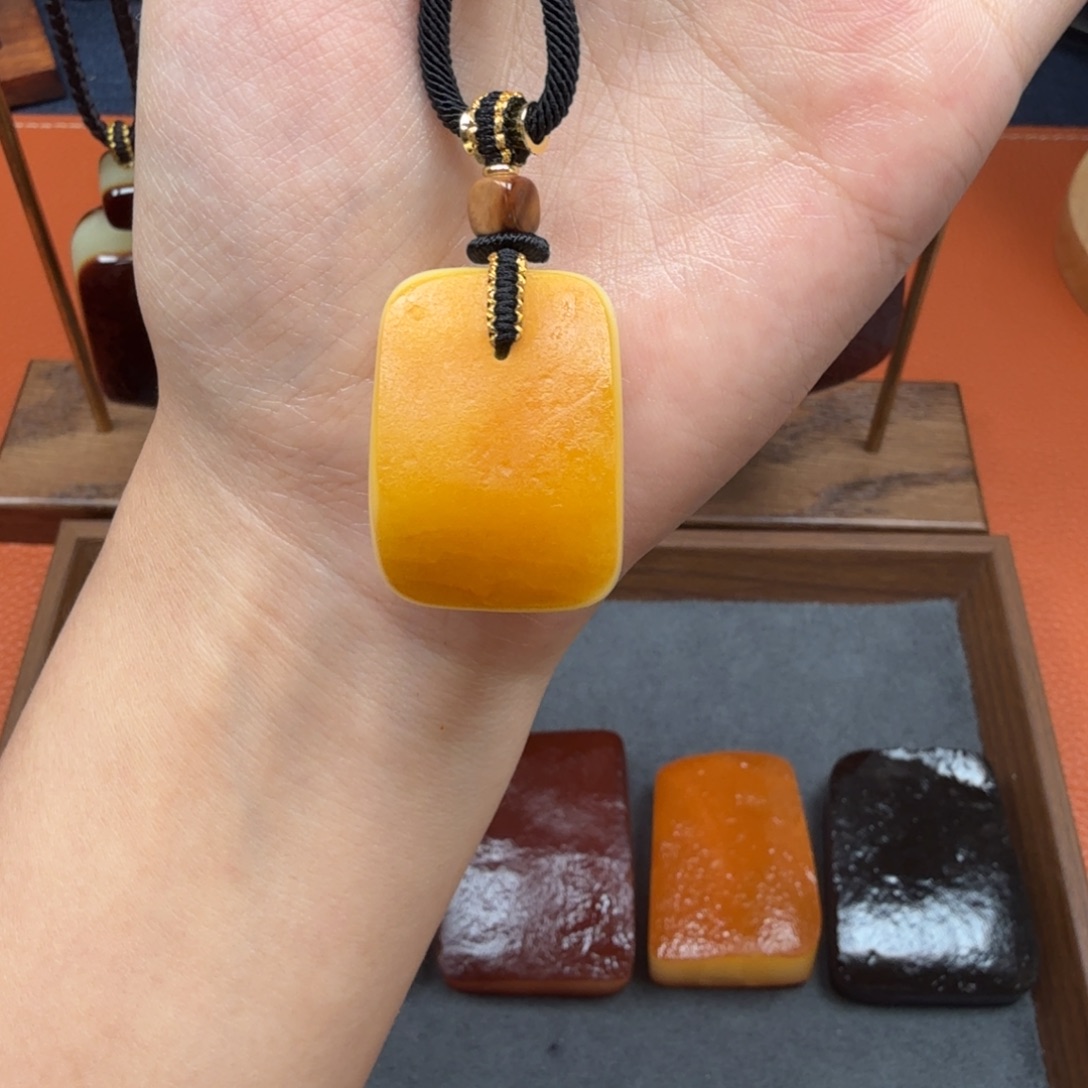 蜜蜡未镶嵌吊坠(赠链)