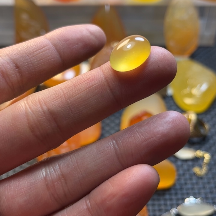 朱***锈石英质玉未镶嵌旦面