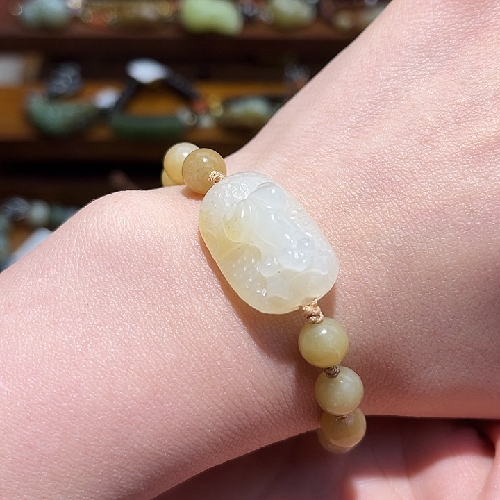 绿***情和田玉未镶嵌手链