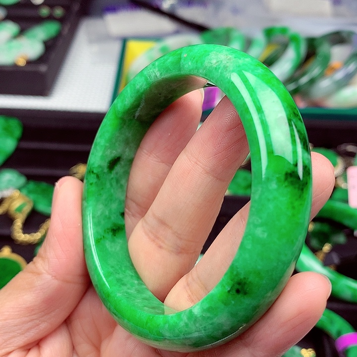 翡翠手镯未镶嵌翡翠