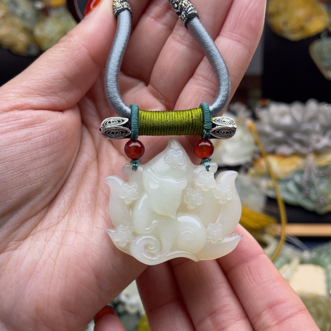 蛇纹石玉颈饰未镶嵌