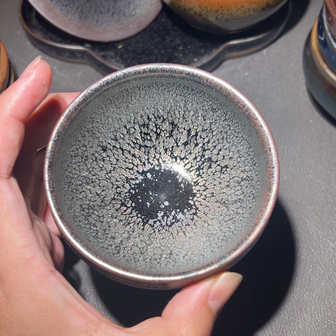 茶盏我是说不出来什么滋味呢吧