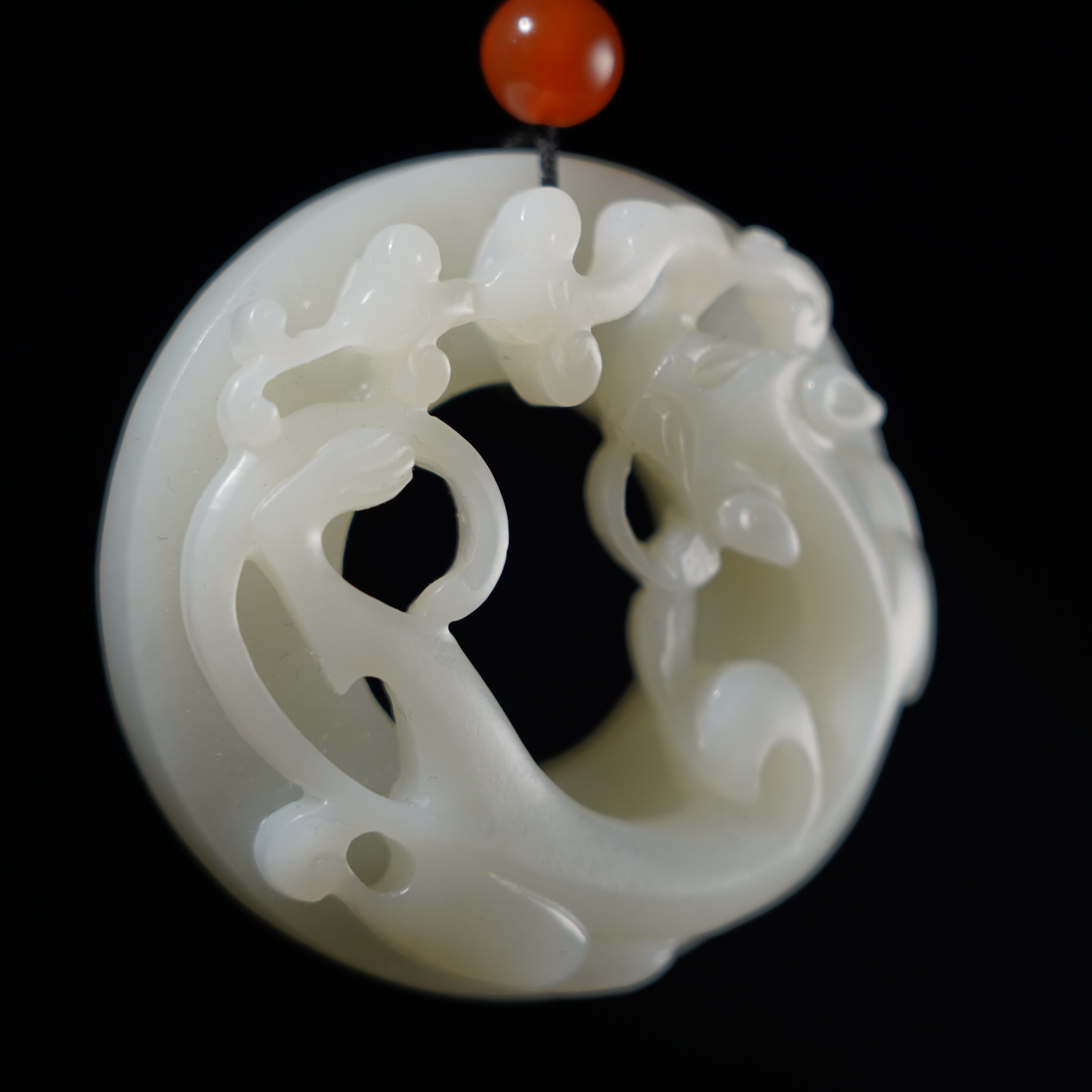 15F69清 白玉高浮雕龙衔灵芝环佩