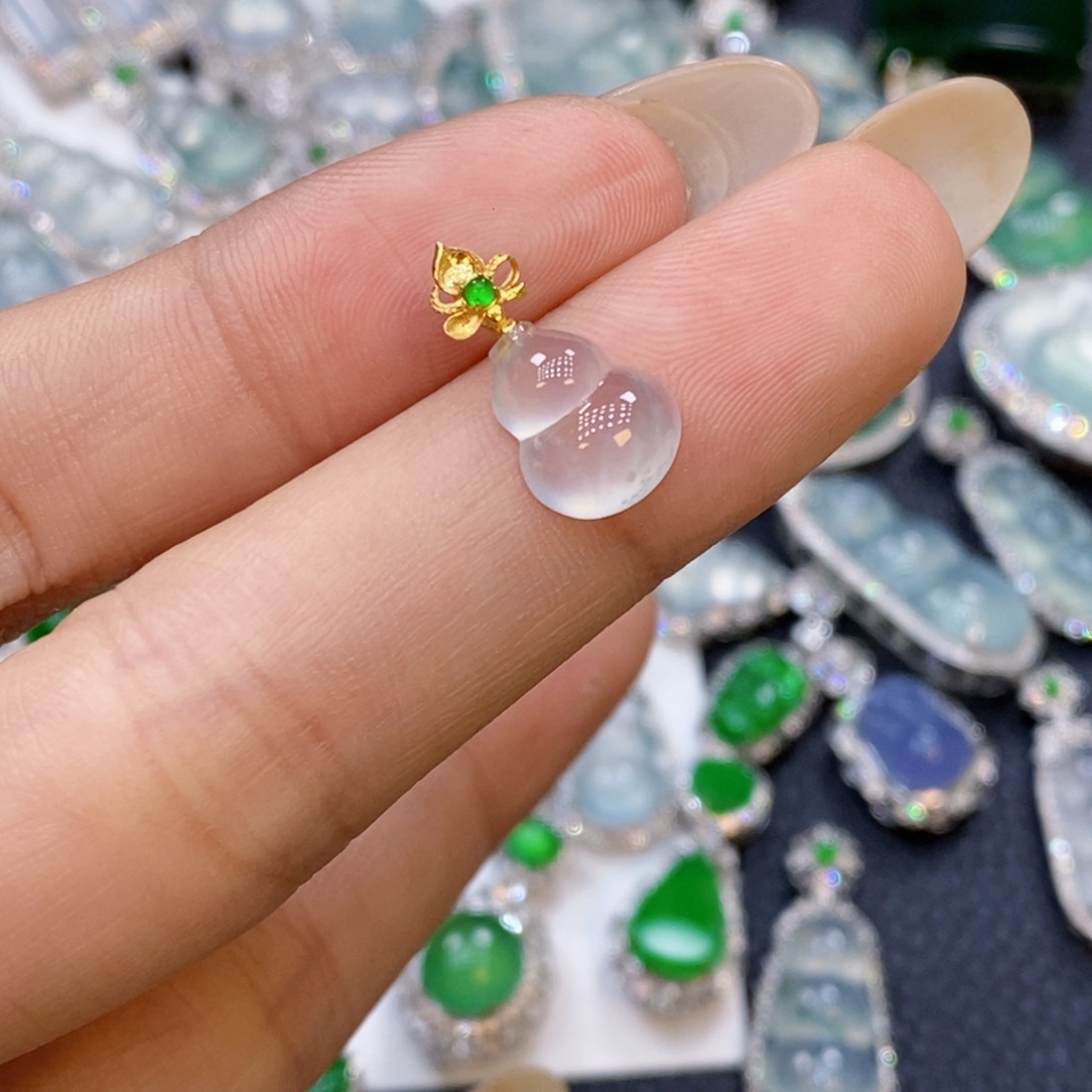 翡翠18K金镶嵌颈饰