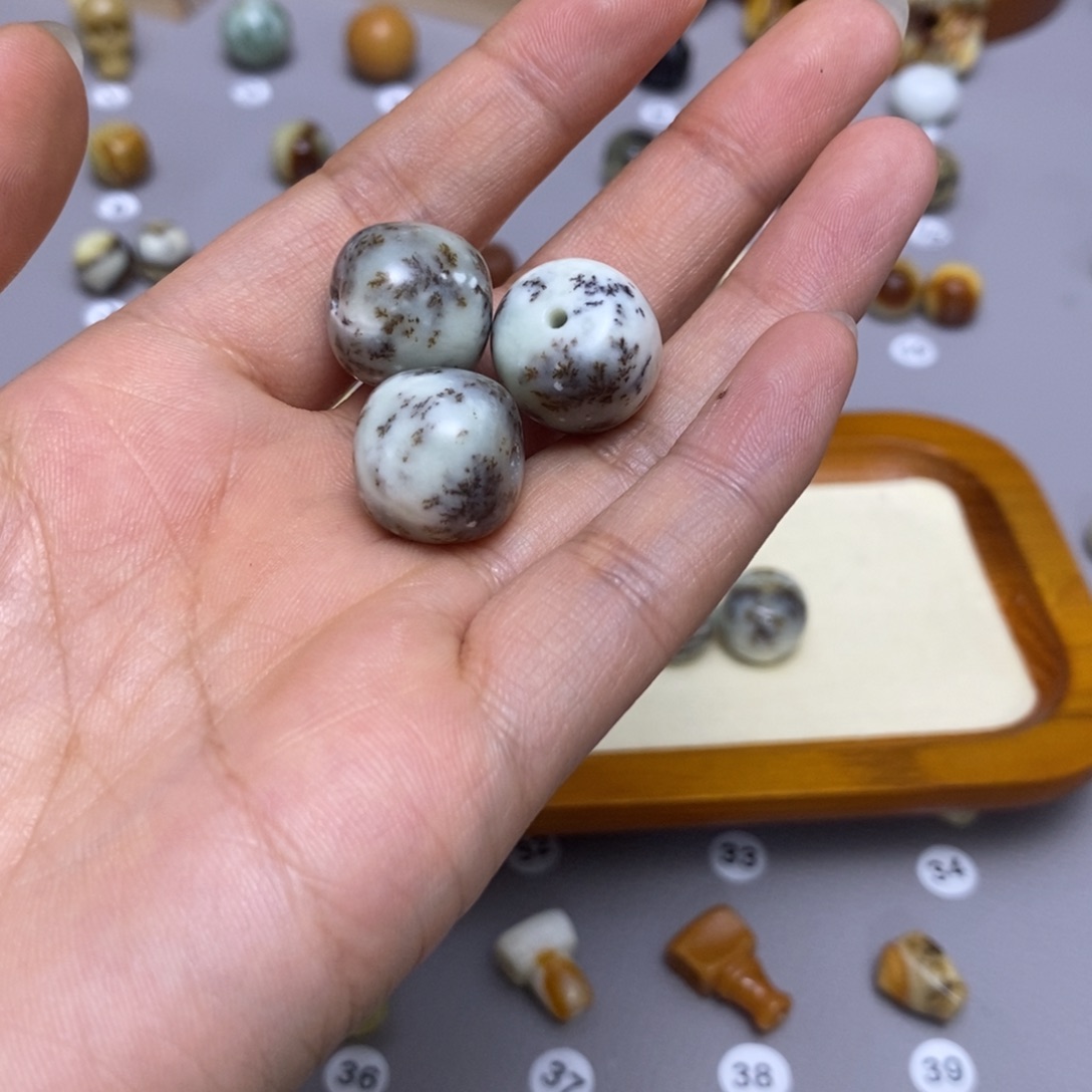 蛇纹石玉配饰合金车***?