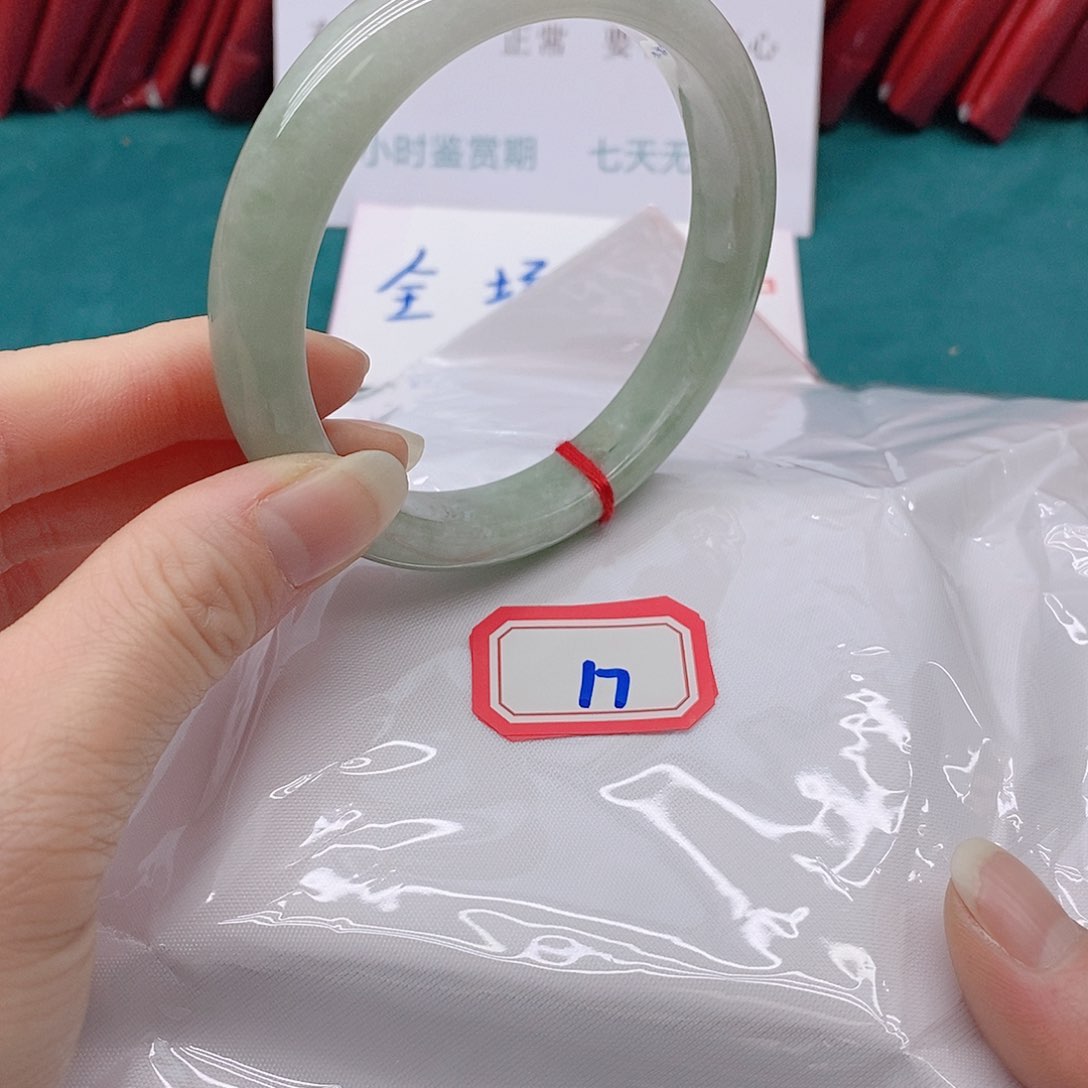 翡翠手镯未镶嵌哆****?1777777777