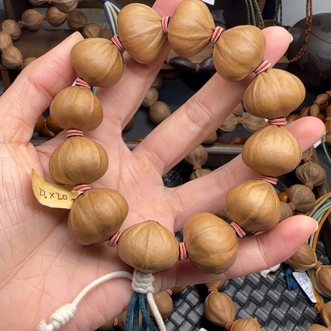 手串橄榄核07。2.3*2.0四花蒜头