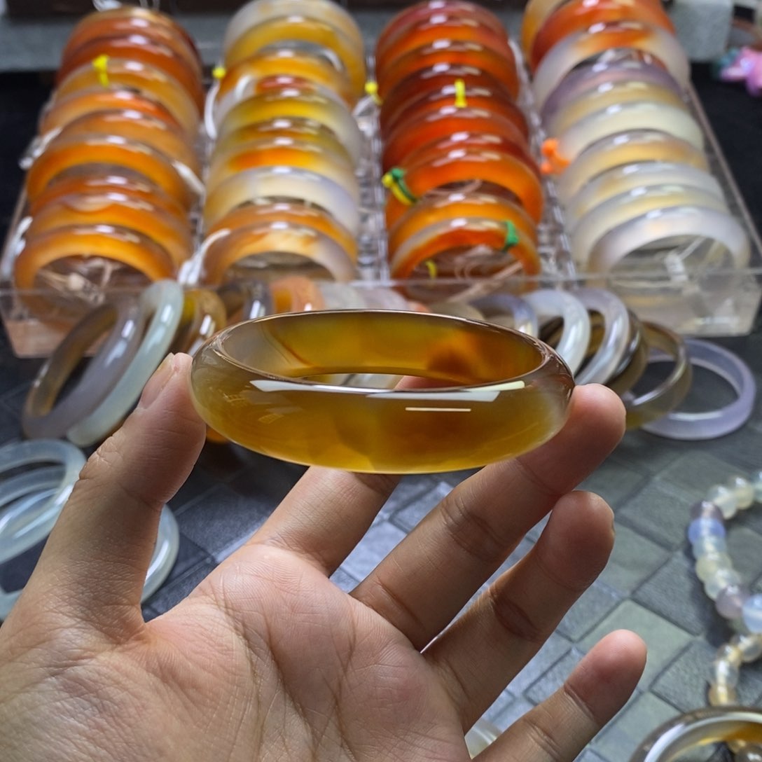 手镯玛瑙/玉髓未镶嵌是***呀