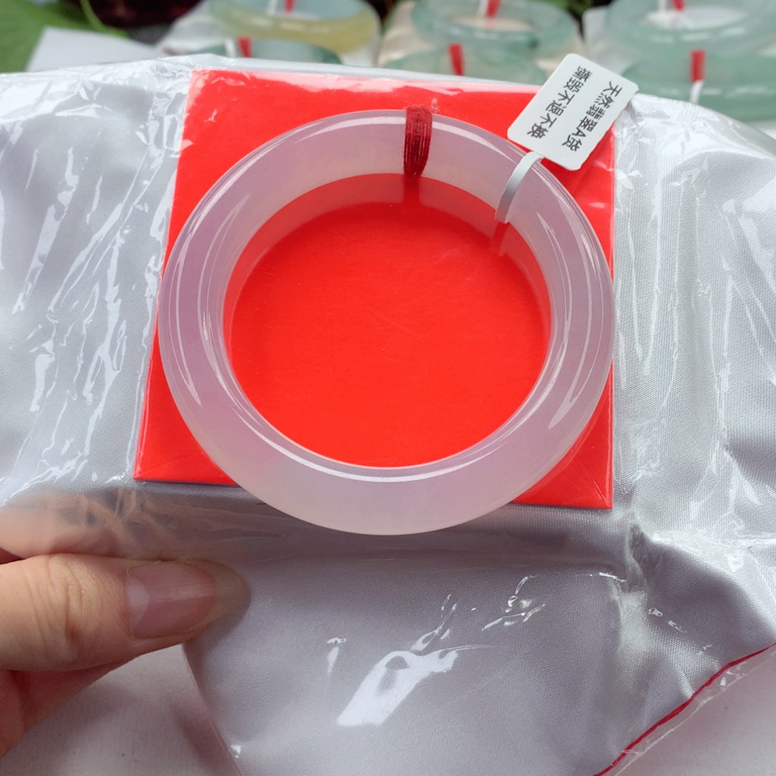 翡翠手镯（圆镯）未镶嵌纯、干净、胶！！！