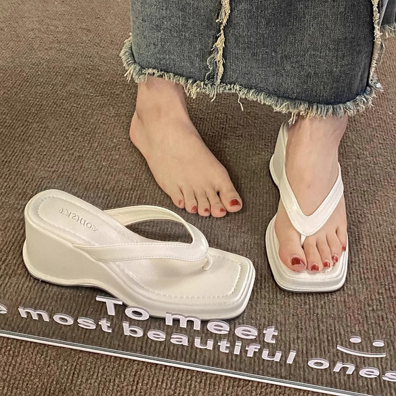 韩国东大门夹趾沙滩拖鞋女夏外穿2025年新款小个子厚底坡跟人字拖