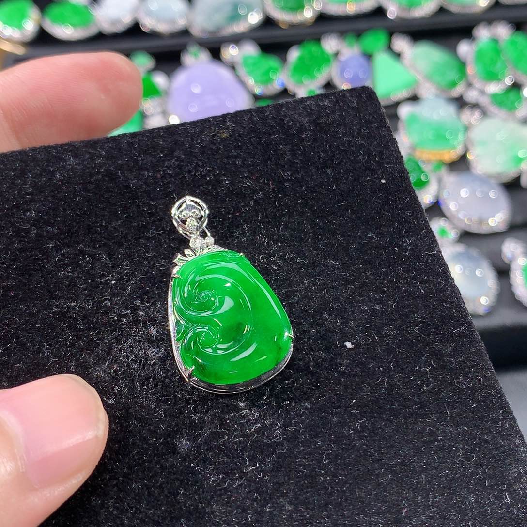 翡翠18K金镶嵌颈饰