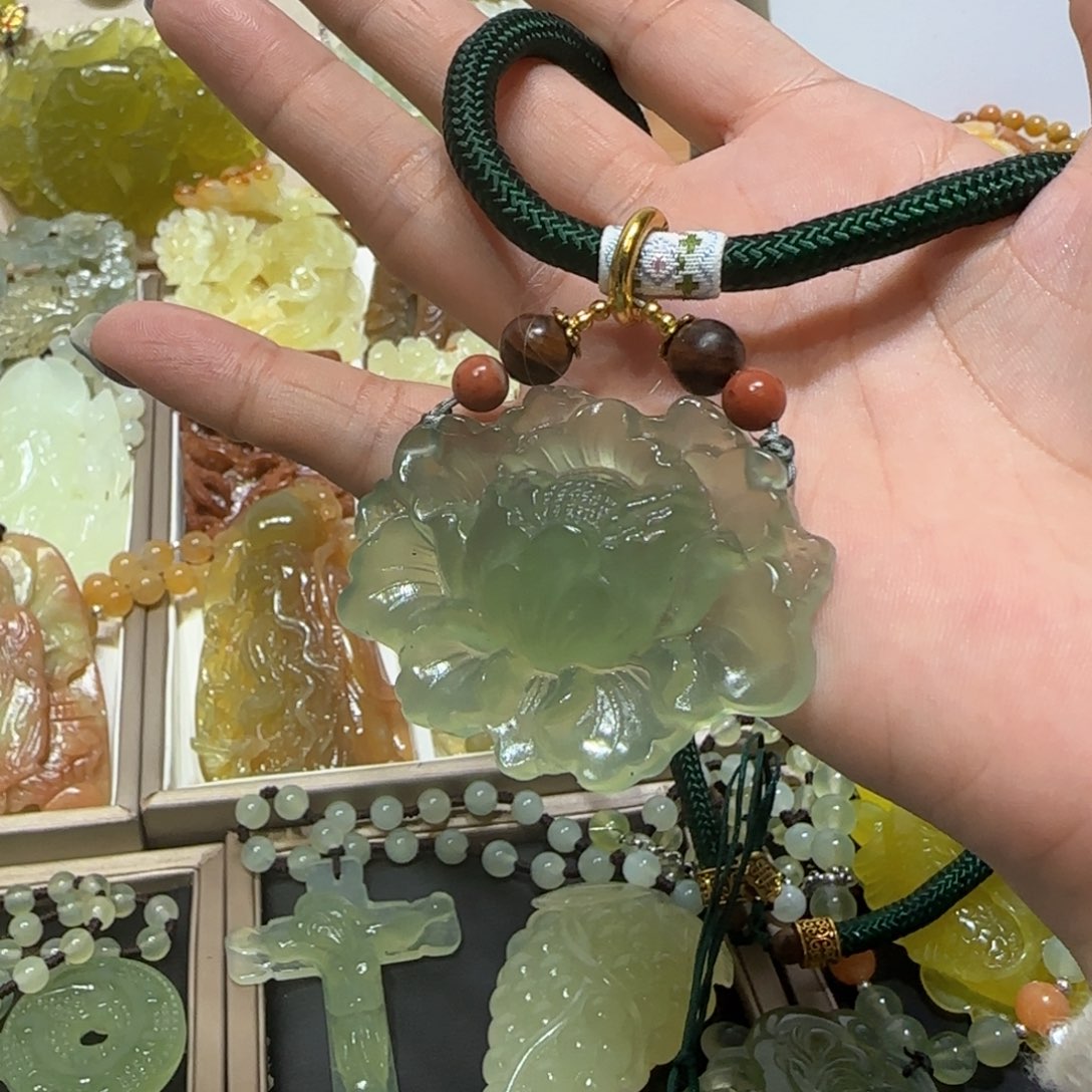 未镶嵌蛇纹石玉吊坠