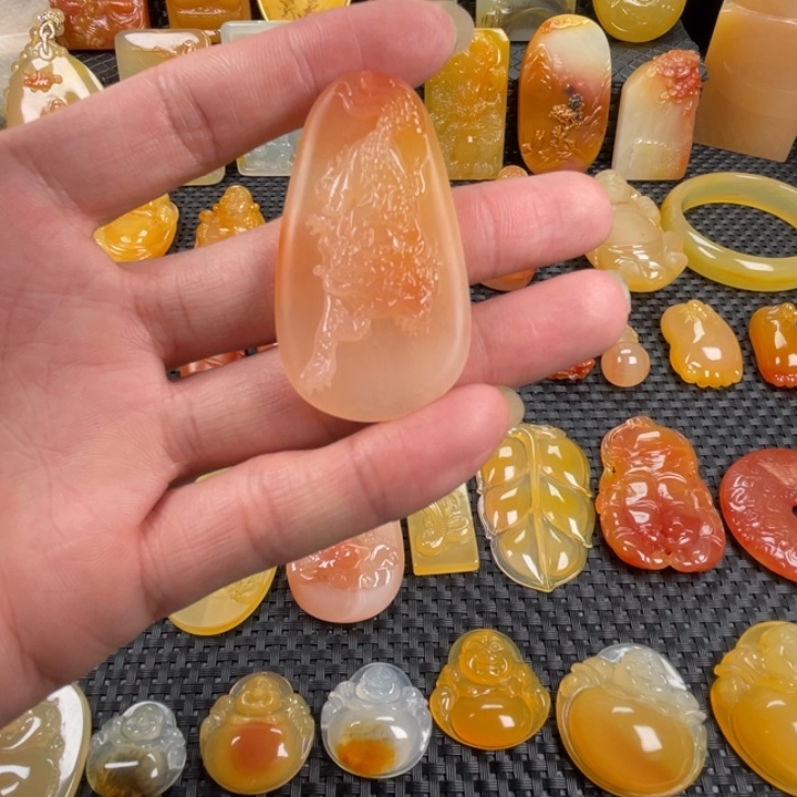 石英质玉（黄龙玉）未镶嵌颈饰