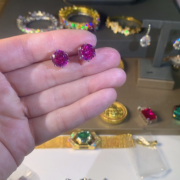 非金属61耳钉。            