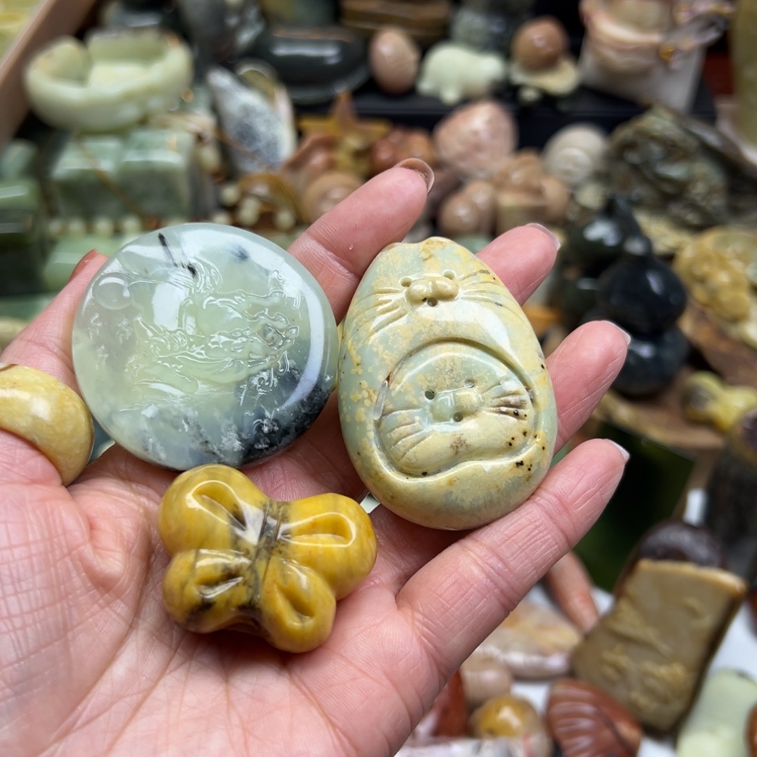 N***咻岫玉未镶嵌颈饰三个一起