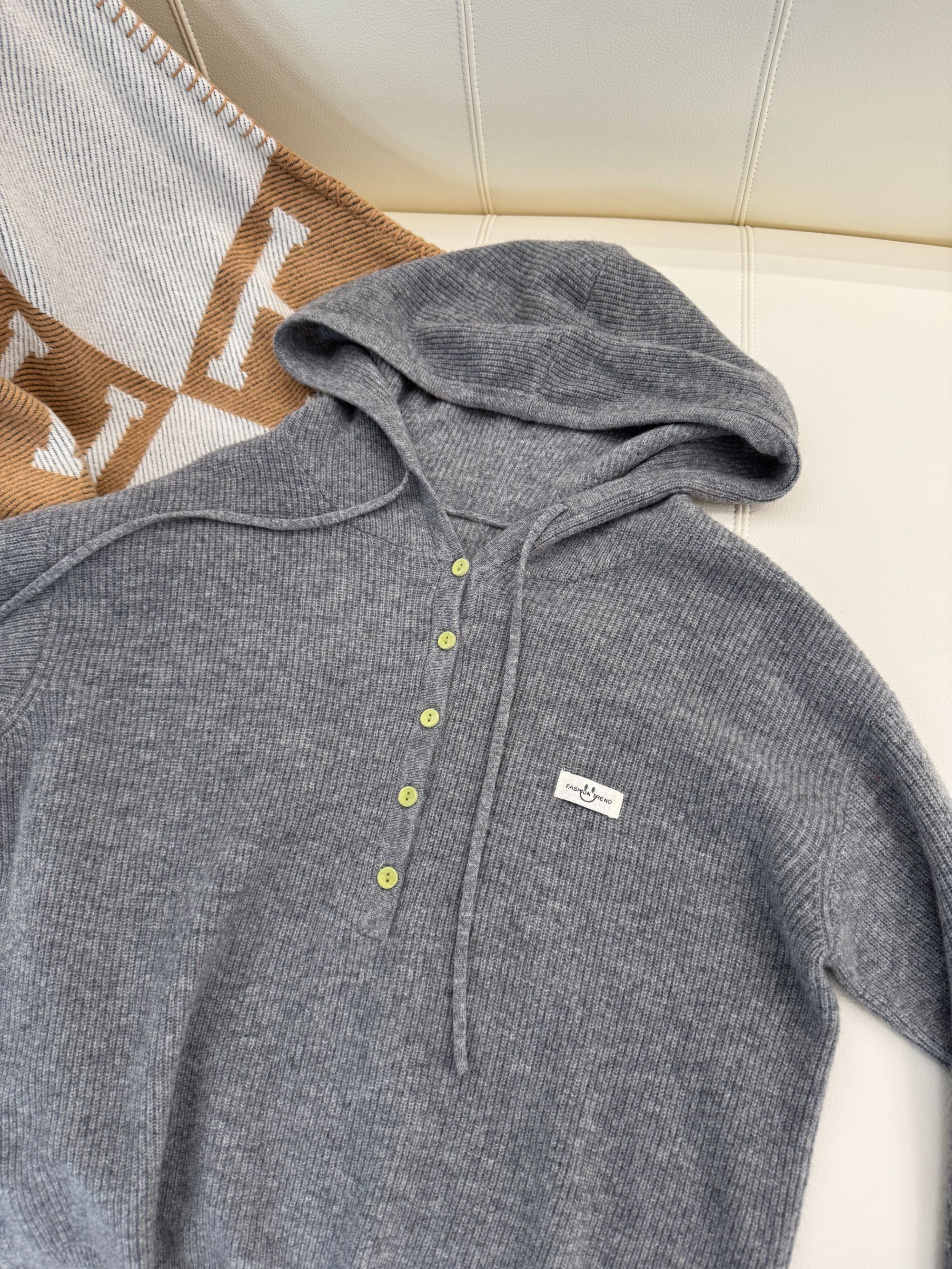 雷雷【云栖浅黛】2025秋季新款时尚百搭休闲毛衣针织帽衫H5683