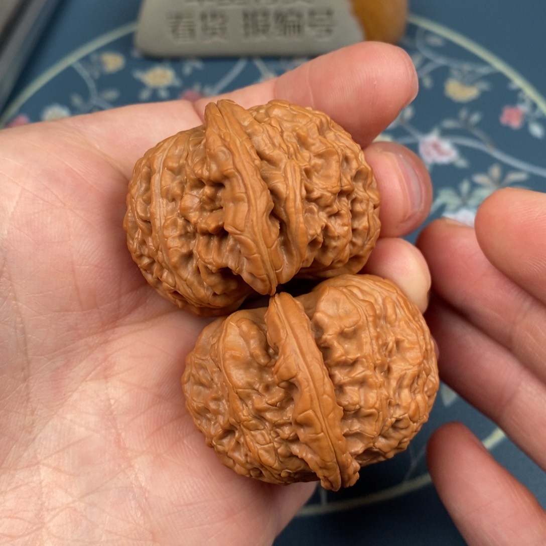 文玩核桃吊坠41闷白。精配，尖一点点修，K8K5