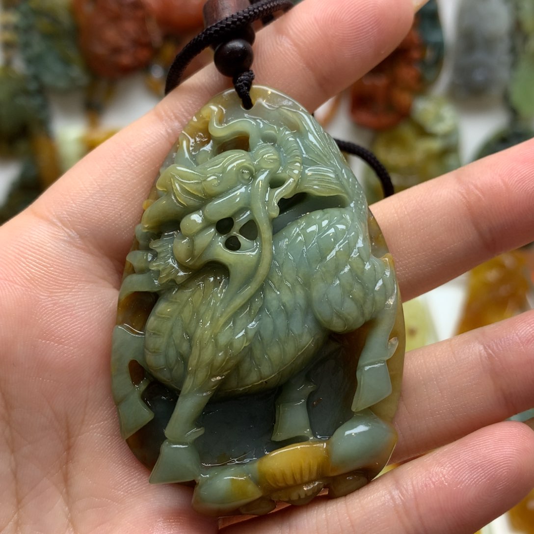 蛇纹石玉颈饰未镶嵌