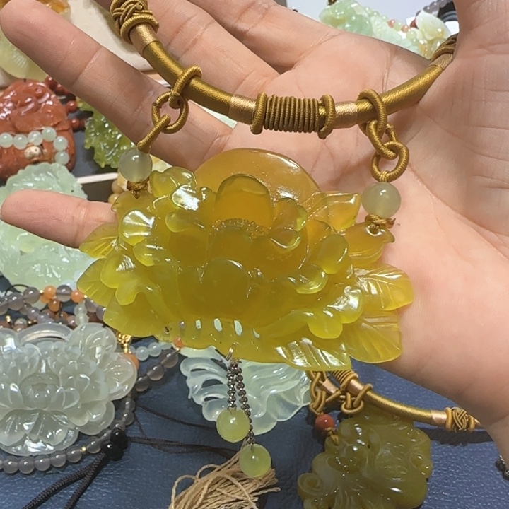 蛇纹石玉吊坠未镶嵌