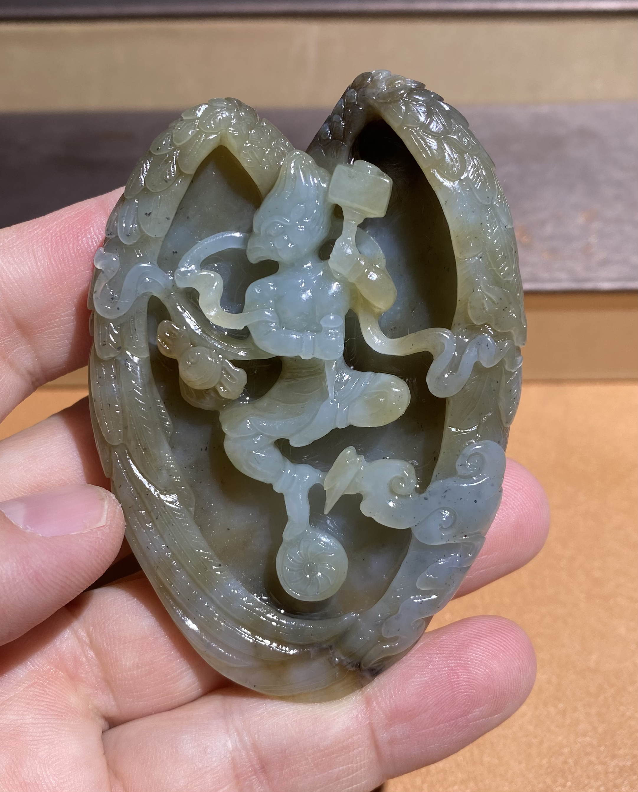 和田玉新疆雷公手把件