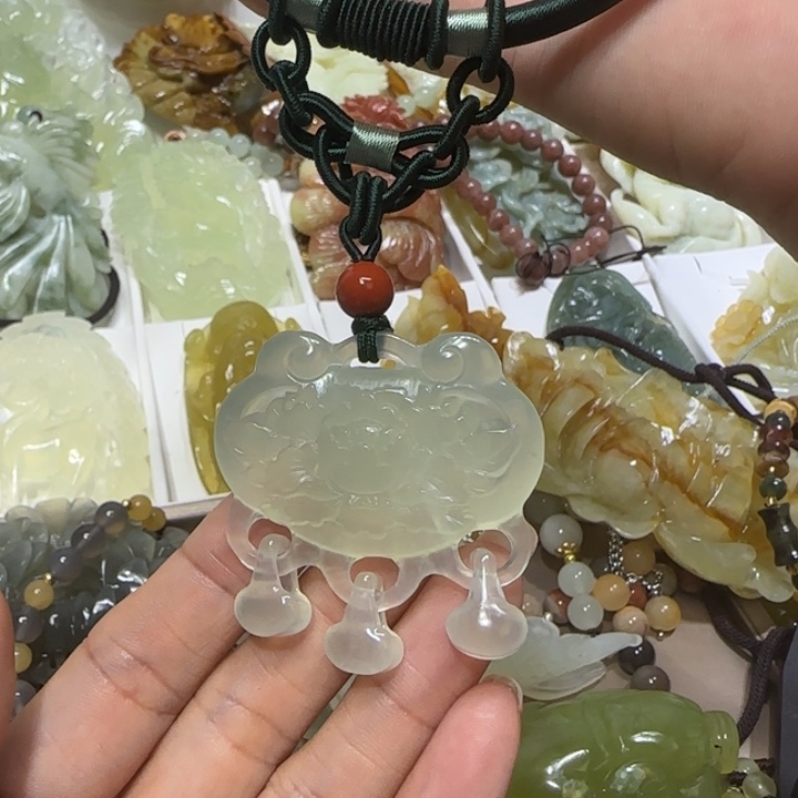 蛇纹石玉吊坠未镶嵌