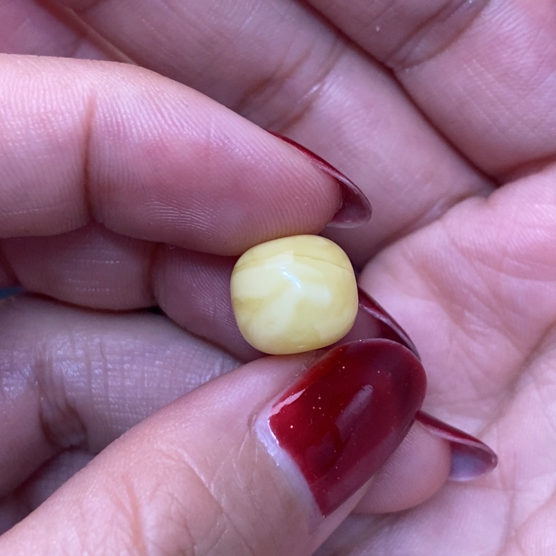 裸石琥珀未镶嵌梦**见