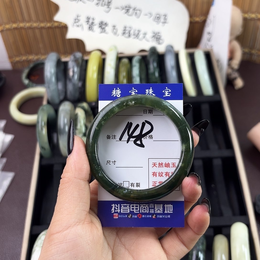 蛇纹石玉手镯未镶嵌双**事