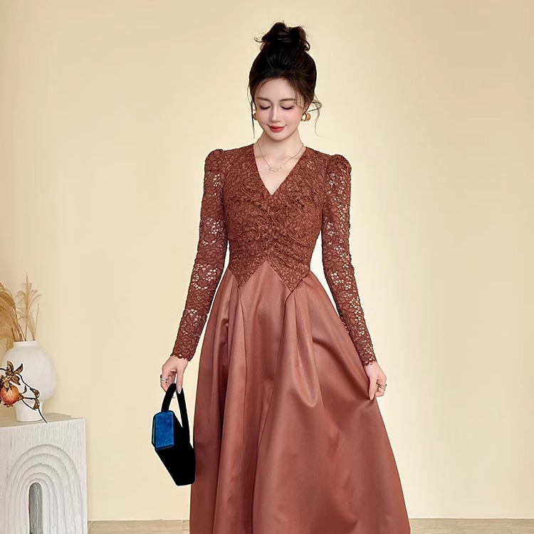 秋冬法式V领蕾丝拼接连衣裙女收腰显瘦复古名媛风大摆长裙21918