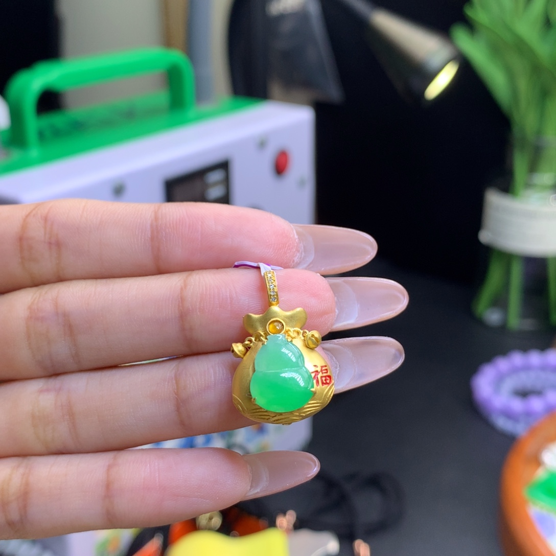 翡翠18K金镶嵌颈饰