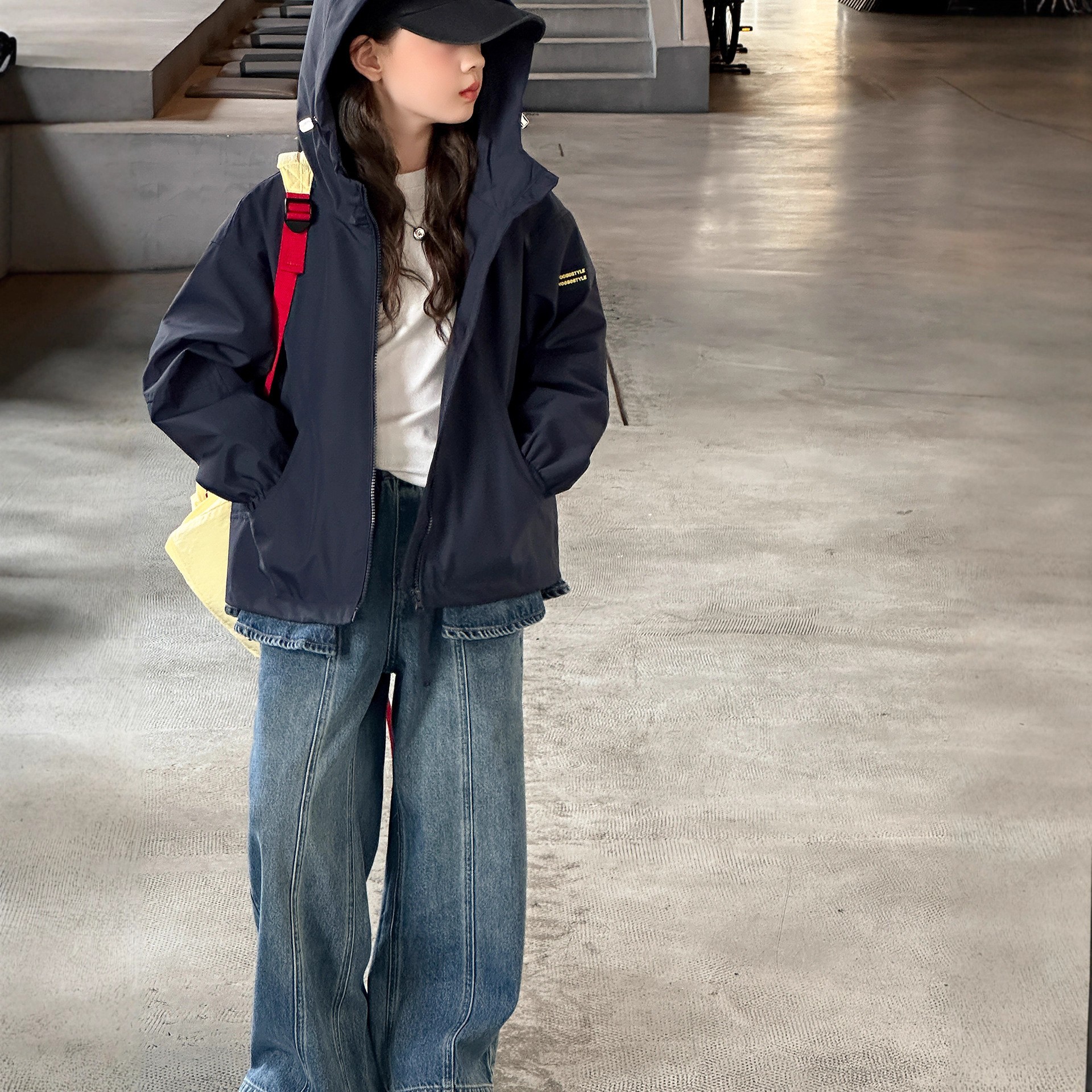 女童冲锋衣春秋装2025新款中大童连帽防风外套韩版字母拉链衫洋气