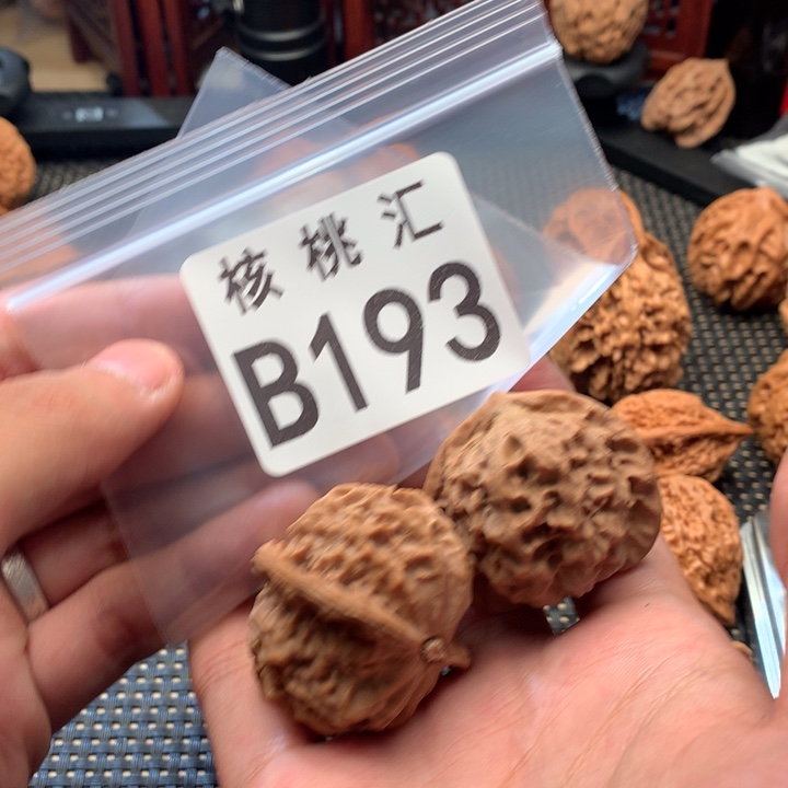 文玩核桃吊坠瓷娃娃
