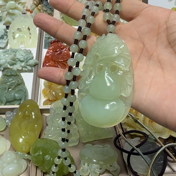 蛇纹石玉吊坠未镶嵌