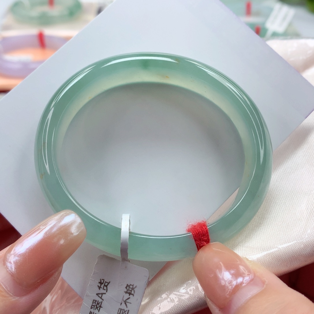 翡翠手镯（贵妃镯）未镶嵌54圈口 冰透起光高级湖水绿