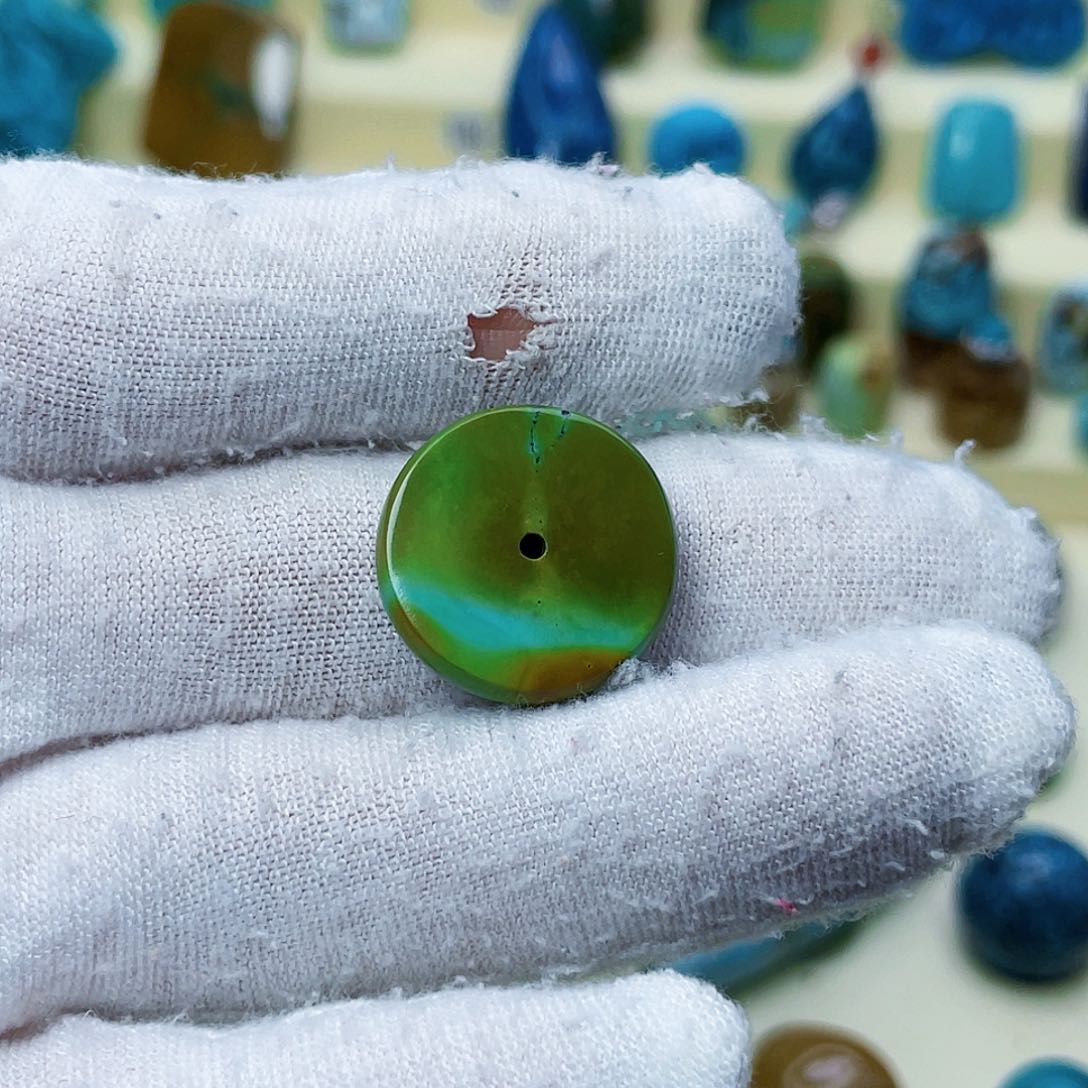 绿松石颈饰未镶嵌