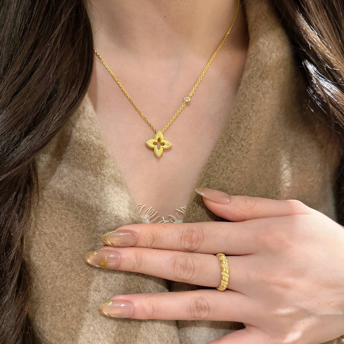 铜合金耳饰 AL6858 经典精致感镂空微镶四叶花贵气感耳钉