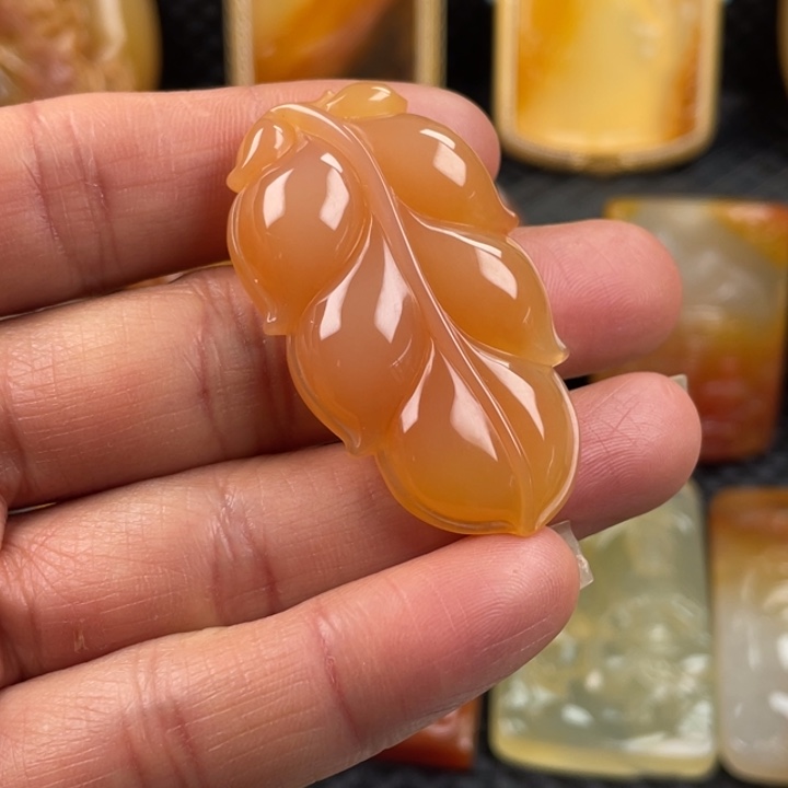 石英质玉（黄龙玉）颈饰未镶嵌