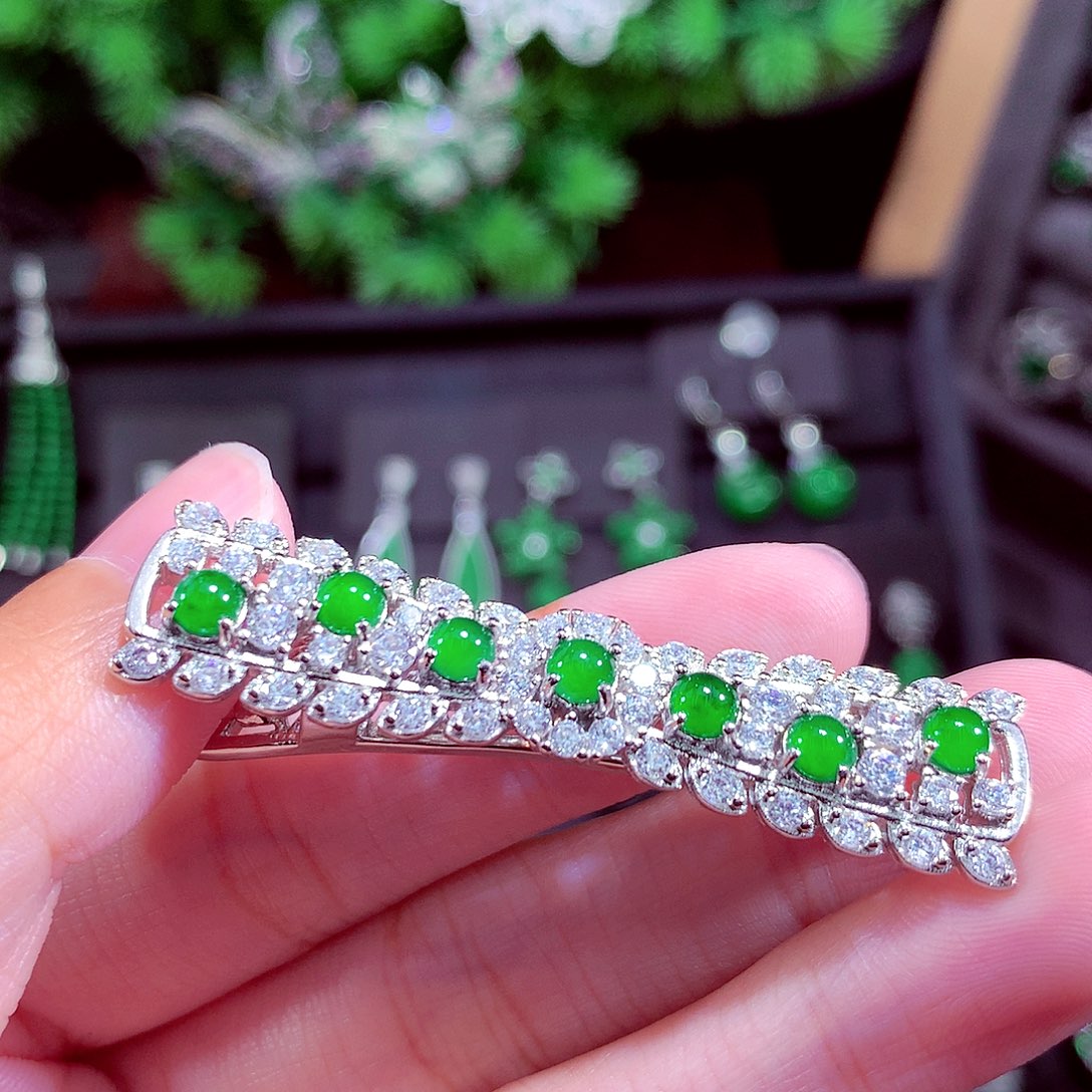 颈饰未镶嵌翡翠天然