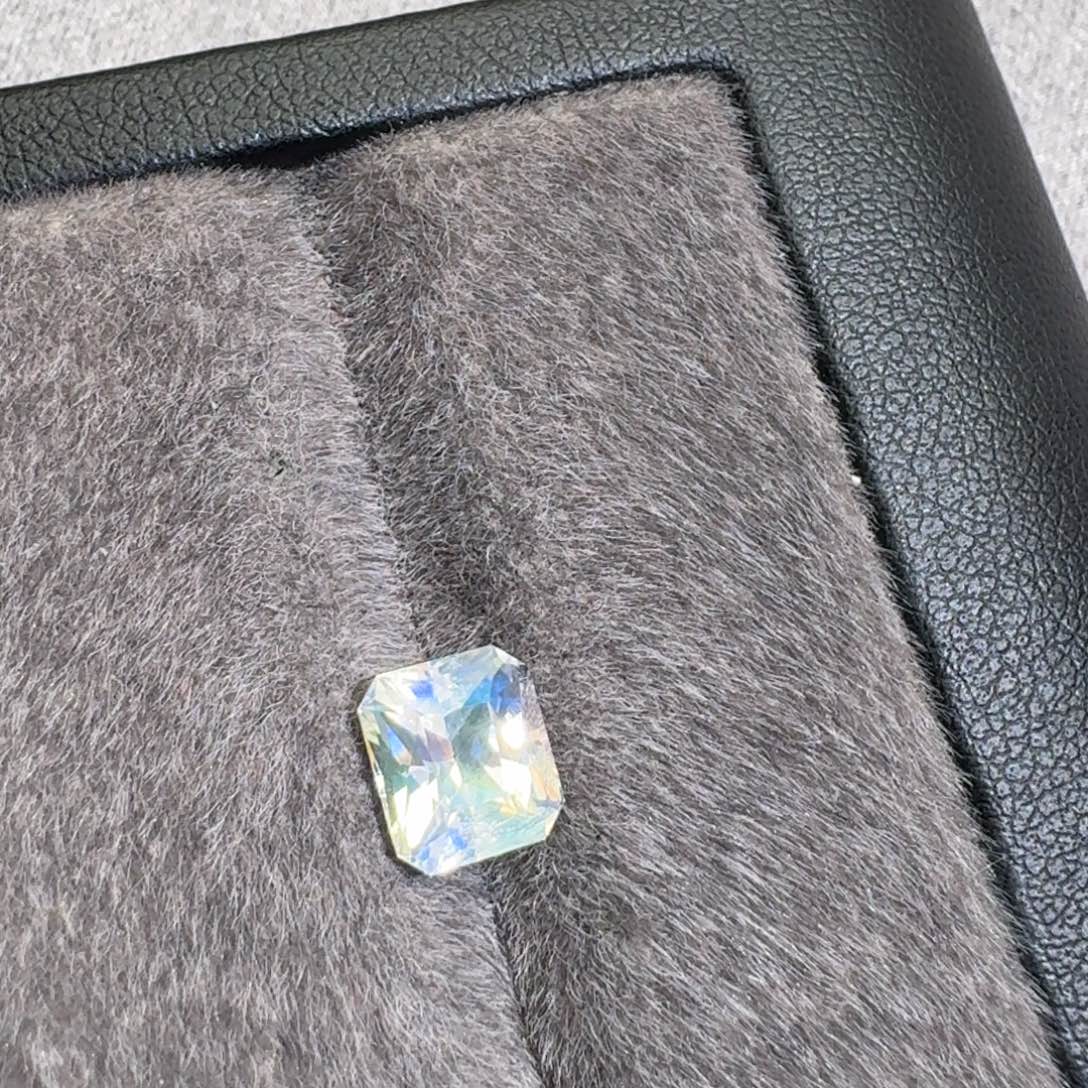 月光石裸石1.57克拉一粒